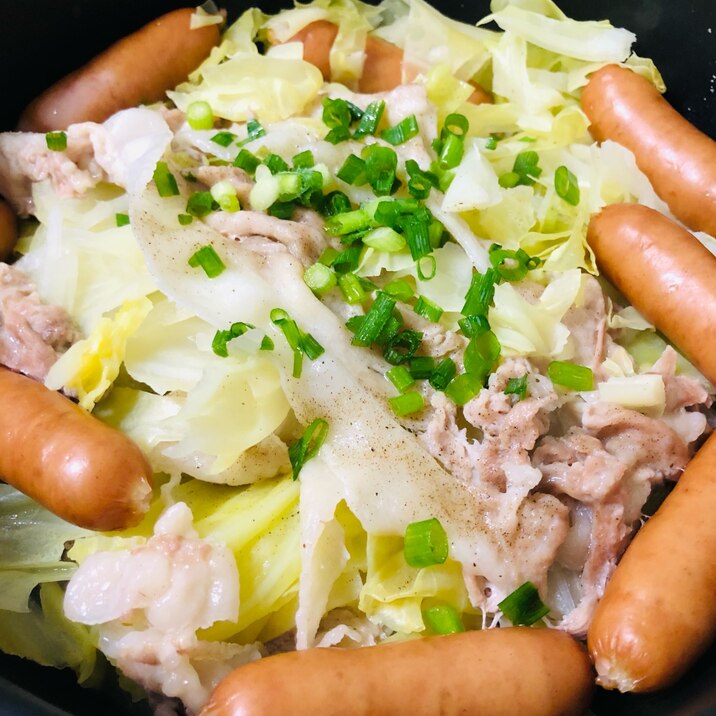 簡単!キャベツと玉ねぎと豚バラのフライパン蒸し